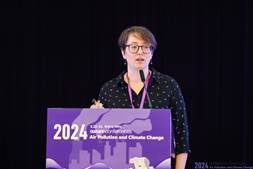 穿紫色衣服的男子描述已自动生成 穿紫色衣服的男子描述已自动生成