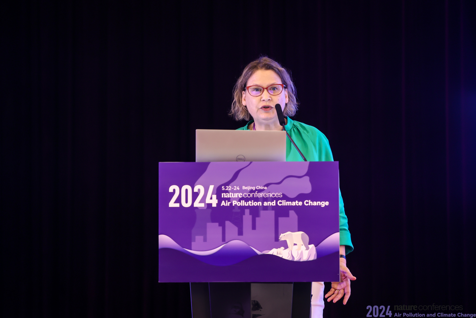 男人在舞台上唱歌描述已自动生成 男人在舞台上唱歌描述已自动生成