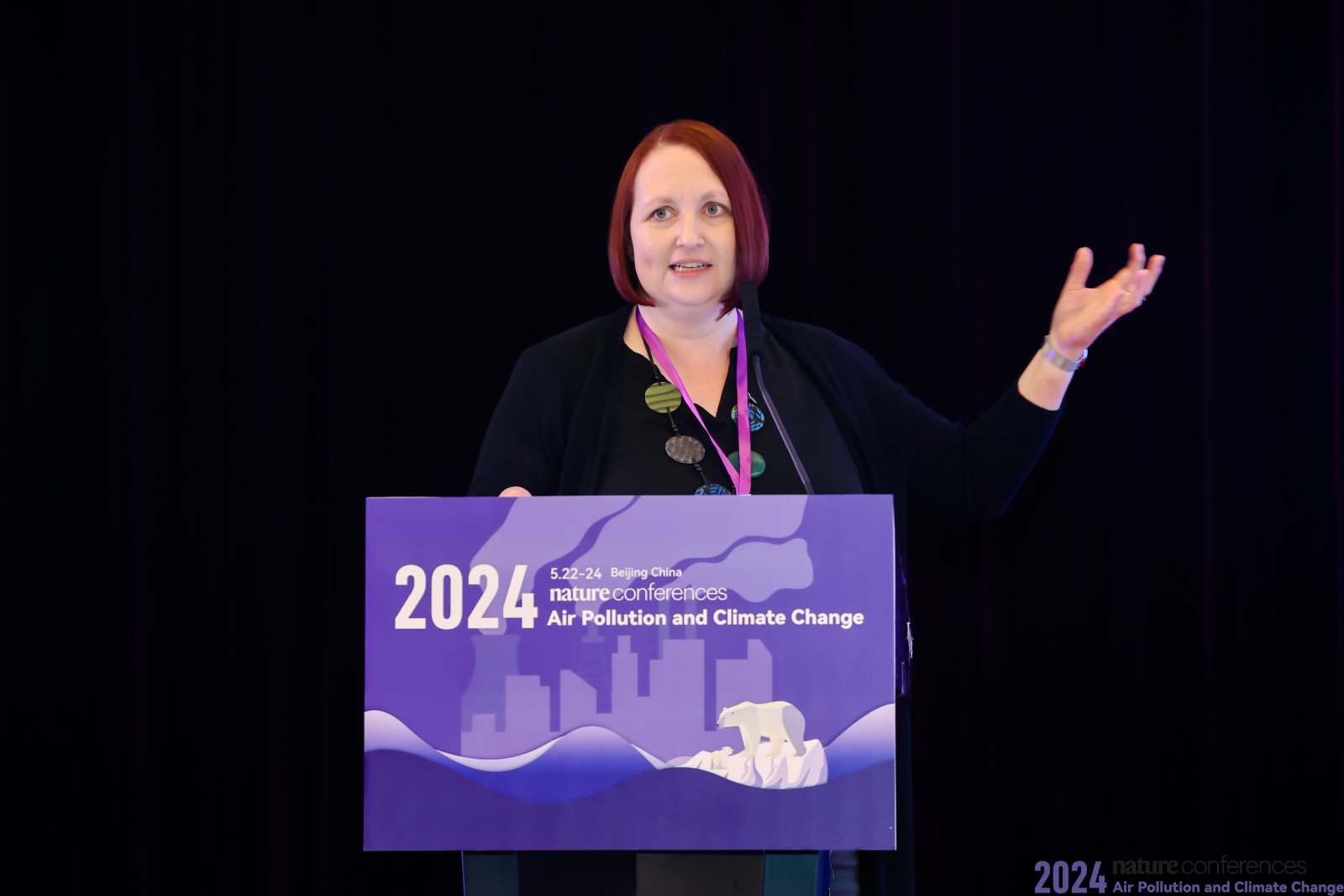 穿着西装笔挺的男子正在演讲描述已自动生成 穿着西装笔挺的男子正在演讲描述已自动生成