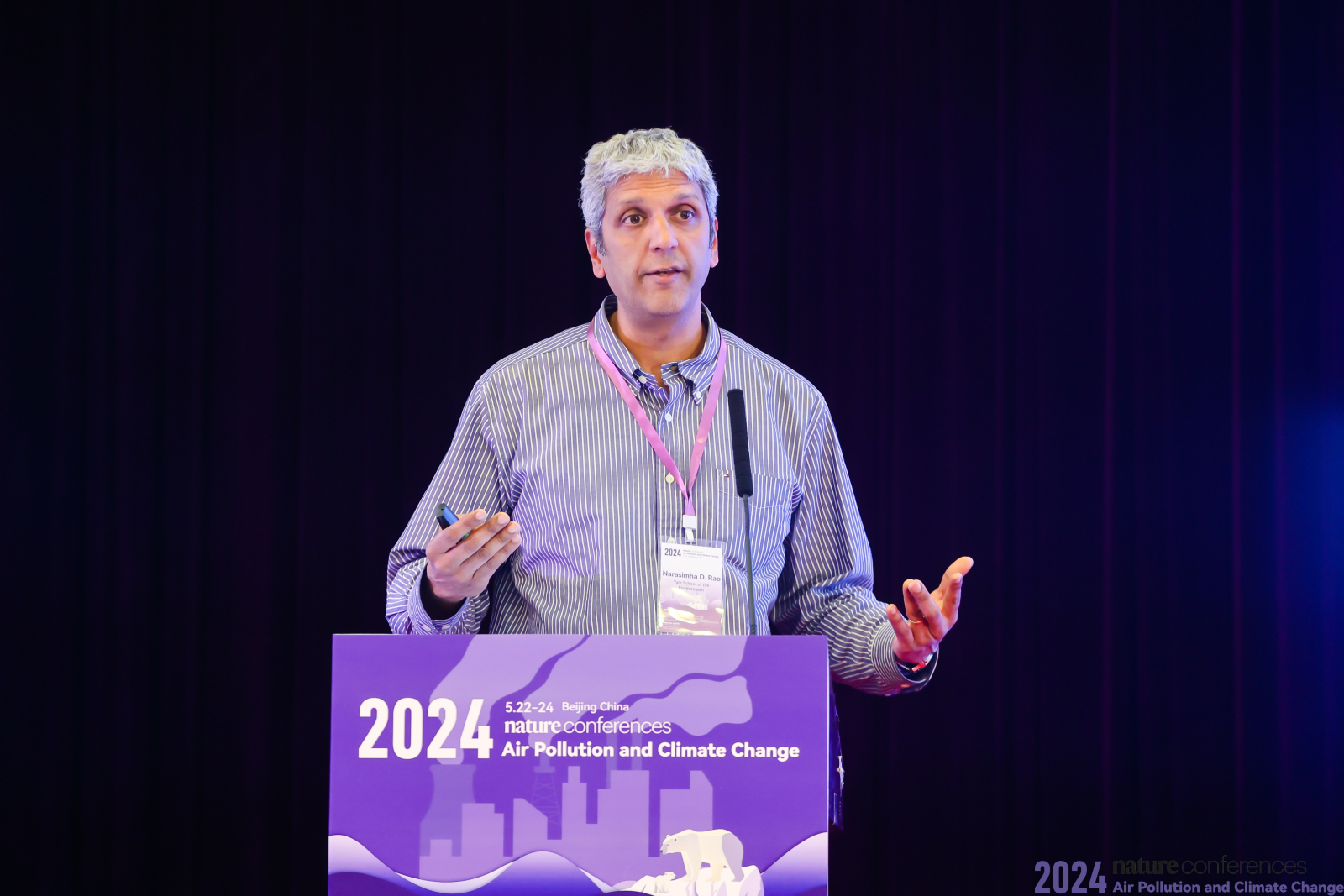 人们站在火车旁走描述已自动生成 人们站在火车旁走描述已自动生成